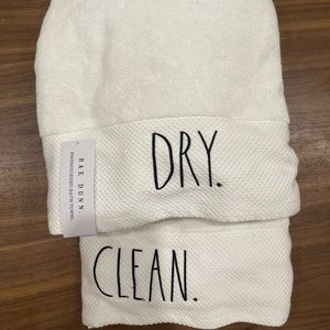 New with tags Rae Dunn bath towels set of 2 clean dry